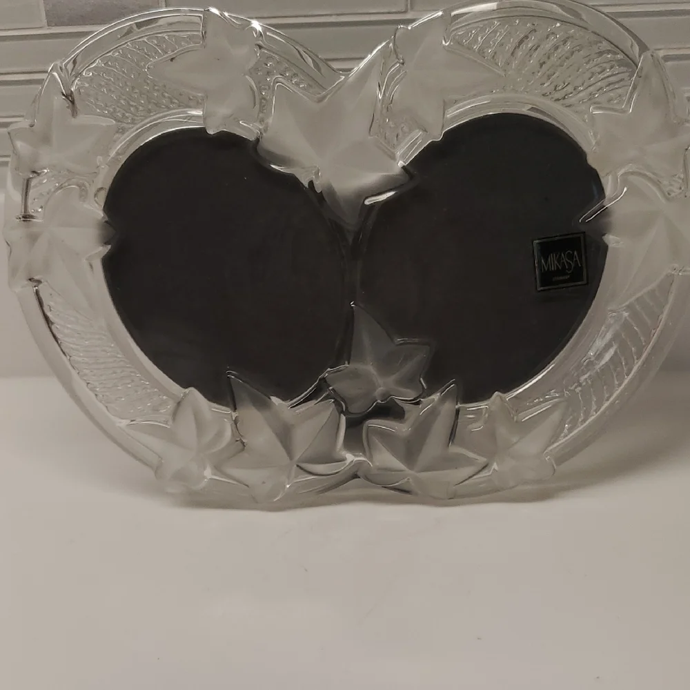 Mikasa Clear Glass Leaf-Accented Heart Frame